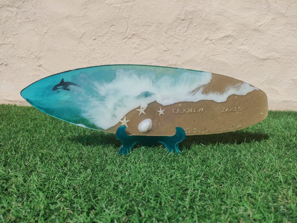 "Transforma tu espacio con el espíritu del surf utilizando nuestras tablas de surf decorativas, perfectas para añadir un toque costero único a tu hogar."